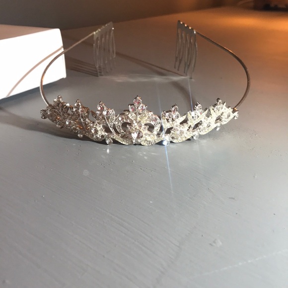 Small glamorous and sparky Tiara - Picture 4 of 4
